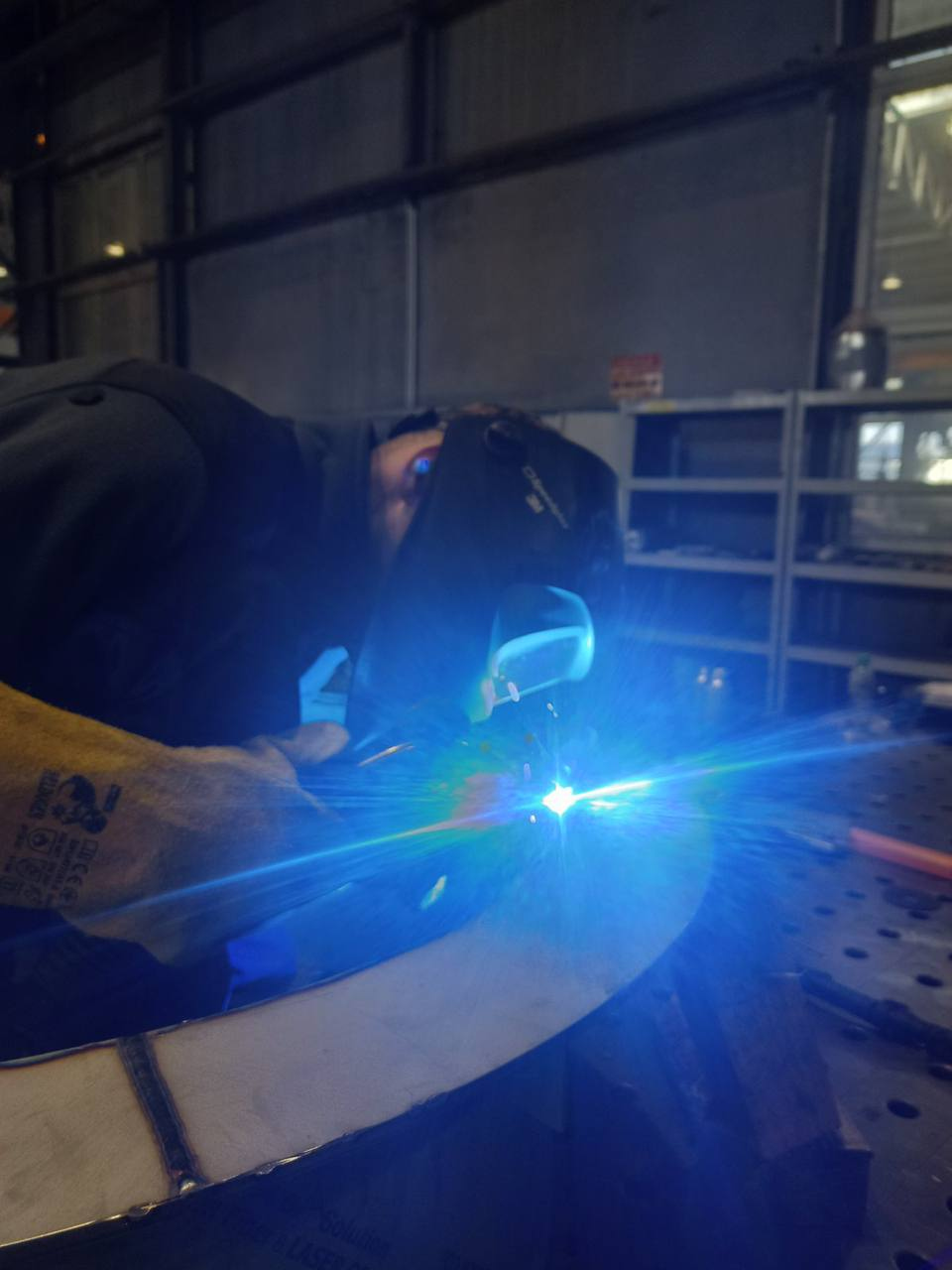 Spawacz przy pracy - realizacja przemysłowa Burn Steel